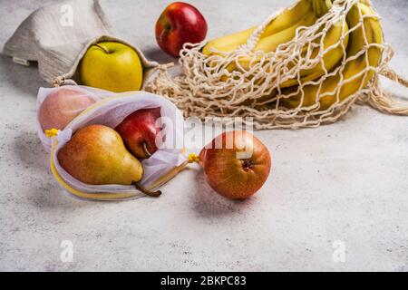 Frutta fresca in sacchetti ecologici Foto Stock