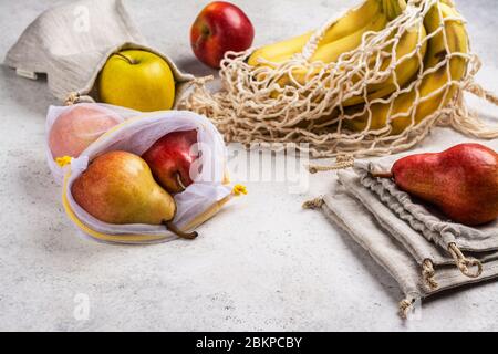 Frutta fresca in sacchetti ecologici Foto Stock