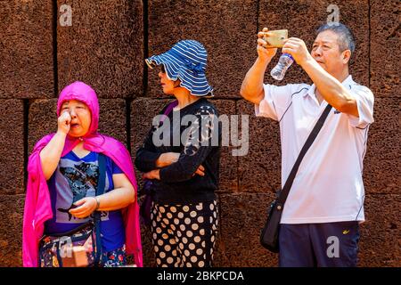 I visitatori possono scattare fotografie al tempio di Banteay Srey, al complesso del tempio di Angkor Wat, a Siem Reap, Cambogia. Foto Stock