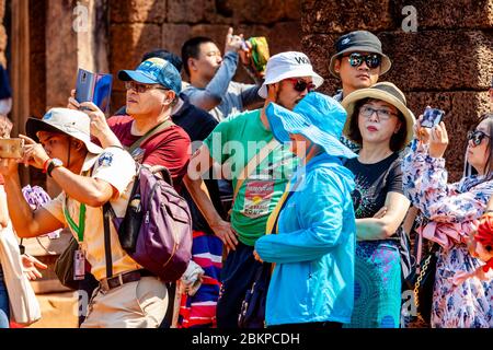 I visitatori che hanno scattato fotografie al tempio di Banteay Srey, al complesso del tempio di Angkor Wat, a Siem Reap, Cambogia. Foto Stock