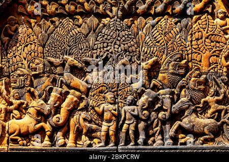 Bassorilievi al Tempio di Banteay Srey, al complesso del Tempio di Angkor Wat, Siem Reap, Cambogia. Foto Stock