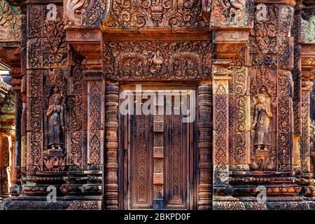 Bassorilievi al Tempio di Banteay Srey, al complesso del Tempio di Angkor Wat, Siem Reap, Cambogia. Foto Stock