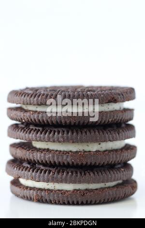 Sandwhich impilato cookie su sfondo bianco con spazio negativo per la copia Foto Stock