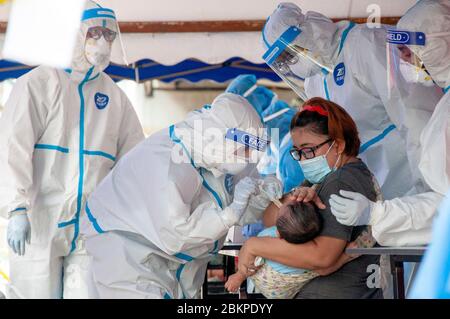 Kuala Lumpur, Malesia. 5 maggio 2020. Un bambino della zona del mercato bagnato di Pudu prende il test di COVID-19 a Cheras, Kuala Lumpur, Malesia, 5 maggio 2020. La Malesia ha segnalato 30 nuovi casi COVID-19 martedì, il suo più basso aumento giornaliero da quando il paese ha attuato l'ordine di controllo dei movimenti il 18 marzo. Credit: Chong Voon Chung/Xinhua/Alamy Live News Foto Stock