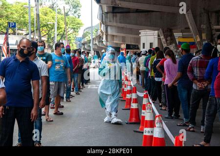 Kuala Lumpur, Malesia. 5 maggio 2020. I residenti della zona del mercato bagnato di Pudu si accodano per prendere il test COVID-19 a Cheras, Kuala Lumpur, Malesia, 5 maggio 2020. La Malesia ha segnalato 30 nuovi casi COVID-19 martedì, il suo più basso aumento giornaliero da quando il paese ha attuato l'ordine di controllo dei movimenti il 18 marzo. Credit: Chong Voon Chung/Xinhua/Alamy Live News Foto Stock