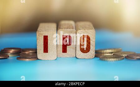 Testo IPO iniziale Offerta pubblica con monete intorno. Concetto di offerta business Foto Stock
