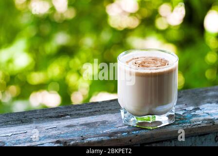 Dalgona caffè su sfondo verde, primo piano, posto per il testo Foto Stock