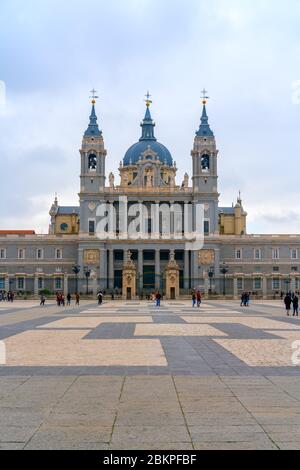 Madrid, Spagna - 13 febbraio 2020: La Cattedrale dell'Almudena è la cattedrale di Madrid, Spagna. E' una delle attrazioni della citta'. Foto Stock