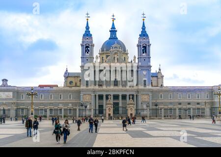 Madrid, Spagna - 13 febbraio 2020: La Cattedrale dell'Almudena è la cattedrale di Madrid, Spagna. E' una delle attrazioni della citta'. Foto Stock