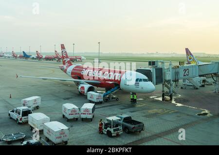 Bangkok,Thailandia - Novembre 3,2019 : veduta panoramica del carico dei bagagli in aereo e degli ingegneri che mantengono l'aereo in aeroporto. Foto Stock