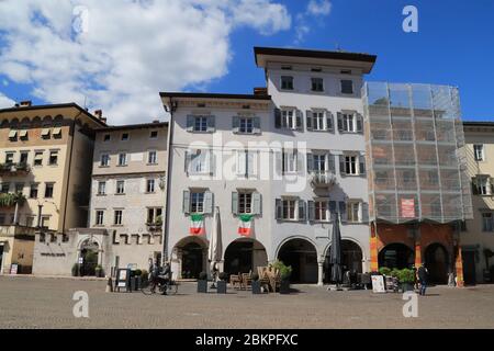 Trento, Italia. 04 maggio 2020. Coronavirus Pandemic - il 4 maggio 2020 a Trento, Italia, si è chiuso a un comodo blocco. La popolazione italiana non è più sotto stretta chiusura, confinamento da oggi il 4 maggio 2020, l'Italia guida l'Europa nel facilitare l'arresto del coronavirus. Con l'abolizione delle restrizioni, si preferiscono le misure di distanza sociale applicate e l'uso delle maschere facciali. Bandiere a Piazza Duomo (Foto di Pierre Teyssot/ESPA-Images) Credit: Agenzia europea di Fotografia sportiva/Alamy Live News Foto Stock