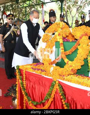 Jaipur, India. 05 maggio 2020. Il Ministro capo del Rajasthan Ashok Gehlot rende omaggio floreale al colonnello Ashutosh Sharma, che ha perso la vita in azione durante l'incontro di Handwara a Jammu e Kashmir, alla Stazione militare di Jaipur. Due alti ufficiali dell'esercito, un colonnello e un maggiore, erano tra cinque persone di sicurezza martirizzati nell'incontro. (Foto di Sumit Saraswat/Pacific Press) Credit: Pacific Press Agency/Alamy Live News Foto Stock