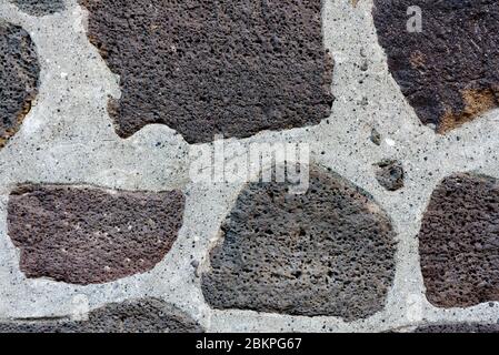 Vecchio muro a Reykjavik, Islanda, Casa fatta di pietre laviche vulcaniche rotonde. Foto Stock