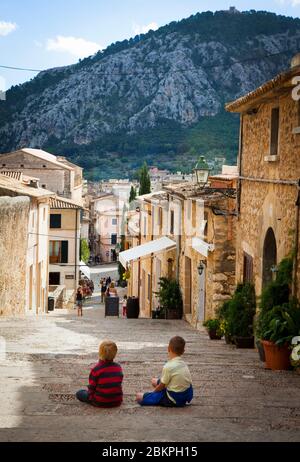 Due ragazzi siedono sui 365 gradini del Calvario, Pollenca, nel nord-ovest di Maiorca. Foto Stock