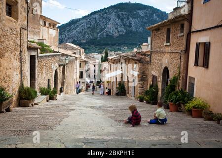 Due ragazzi siedono sui 365 gradini del Calvario, Pollenca, nel nord-ovest di Maiorca. Foto Stock