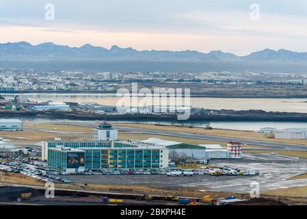 Vista panoramica del terminal aeroportuale nazionale di Reykjavik, capitale dell'Islanda, dalla torre della chiesa di Hallgrimskirkja. Foto Stock