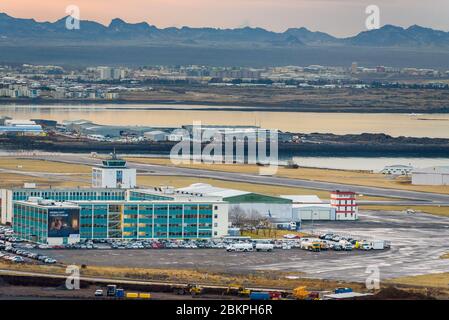 Vista panoramica del terminal aeroportuale nazionale di Reykjavik, capitale dell'Islanda, dalla torre della chiesa di Hallgrimskirkja. Foto Stock