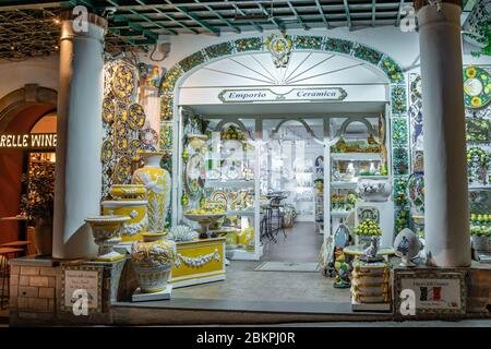 Positano, Italia - 1 novembre 2019: Vasi colorati in ceramica tradizionale, Amalfi Foto Stock