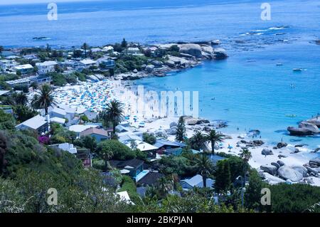 La bella clifton beatch a Camps Bay a Città del Capo, Sud Africa. Clifton è un sobborgo ricco di Città del Capo, Sud Africa. Si tratta di un res esclusivo Foto Stock