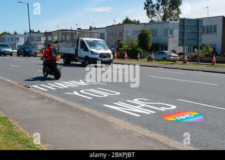 Slough, Berkshire, Regno Unito. 5 aprile 2020. Segnaletica stradale di nuova verniciatura grazie NHS e un cuore arcobaleno sono stati dipinti sulla strada A4 a Slough, Berkshire per ringraziare tutti i medici di prima linea NHS, infermieri, caregers e personale che si occupano di pazienti Coronavirus Covid-19 in terapia intensiva, su reparti e coloro che riabilitano negli ospedali del Berkshire. Credit: Maureen McLean/Alamy Live News Foto Stock