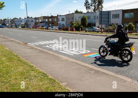 Slough, Berkshire, Regno Unito. 5 aprile 2020. Segnaletica stradale di nuova verniciatura grazie NHS e un cuore arcobaleno sono stati dipinti sulla strada A4 a Slough, Berkshire per ringraziare tutti i medici di prima linea NHS, infermieri, caregers e personale che si occupano di pazienti Coronavirus Covid-19 in terapia intensiva, su reparti e coloro che riabilitano negli ospedali del Berkshire. Credit: Maureen McLean/Alamy Live News Foto Stock