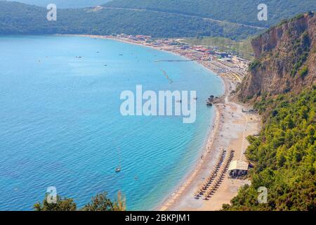 Veduta aerea della costa del Mare Adriatico, famosa spiaggia di Jaz in Montenegro Foto Stock