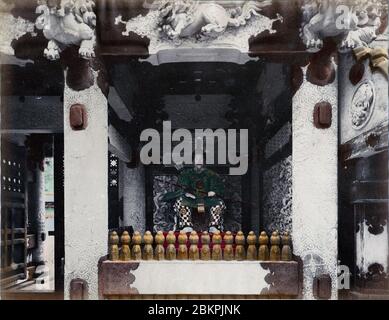 [ 1890 Giappone - Tempio giapponese a Nikko ] - scultura di Zuijin guardiano alla porta di Yomeimon del Santuario di Toshogu a Nikko, Prefettura di Tochigi. Il titolo originale è 'scultura di Sadaijin, Nikko'. foto di albume vintage del xix secolo. Foto Stock