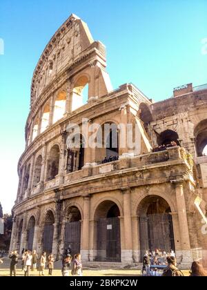 Il Colosseo potrebbe ospitare da 50,000 a 80,000 spettatori. Fu usato per i combattimenti gladiatori e per gli spettacoli pubblici come la battaglia di mare fittizio Foto Stock