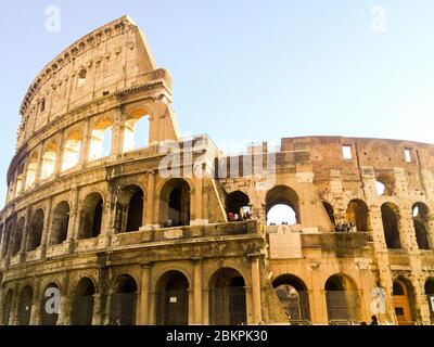 Il Colosseo potrebbe ospitare da 50,000 a 80,000 spettatori. Fu usato per i combattimenti gladiatori e per gli spettacoli pubblici come la battaglia di mare fittizio Foto Stock