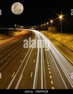 Moon e Road semafori sulla M56 autostrada Ellesmere Port Foto Stock