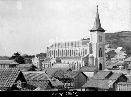 [ 1890 Giappone - Chiesa di Nagasaki, Nagasaki ] - Chiesa di Nagasaki, Giappone. Fine del 19 ° secolo. L'architettura della chiesa in stile occidentale si scontra con la tradizionale architettura giapponese che la circonda e amplifica la forignità del cristianesimo. foto di albume vintage del xix secolo. Foto Stock