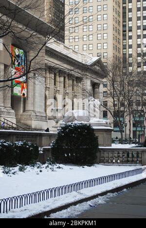 Statua del Leone Beaux-Arts Classical New York Public Library 476 Fifth Avenue, Manhattan, New York di Carrere & Hastings E. C. Potter Piccirilli Brothers Foto Stock