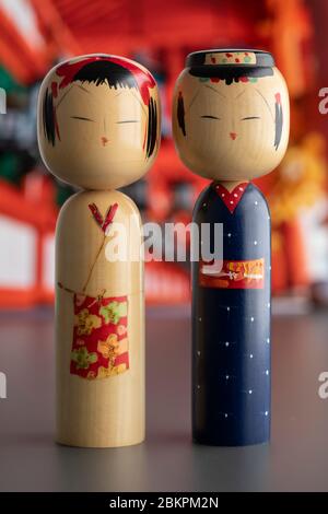 Coppia di bambole tradizionali giapponesi kokeshi in legno Foto Stock