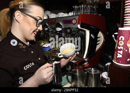 Costa Coffee Shop lavoratore in negozio - un barista che fa il caffè Foto Stock