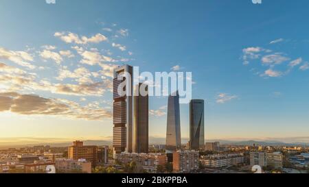 Madrid Spagna, tramonto skyline della città al quartiere finanziario centrale con quattro torri Foto Stock