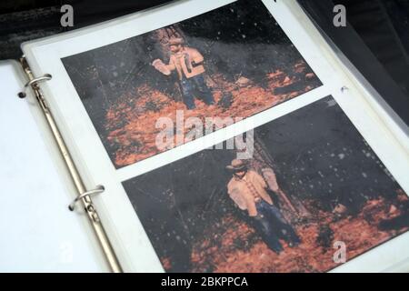 Le foto del cacciatore canadese di Sasquatch del defunto Roger Patterson che tiene calchi di gesso di piste di Bigfoot a Bluff, Creek Northern, California nel 1967. Foto Stock