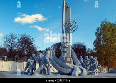 Monumento a coloro che hanno salvato il mondo nella zona di esclusione di Chernobyl, Ucraina Foto Stock