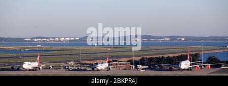 Sydney. 15 aprile 2020. Foto scattata il 15 aprile 2020 mostra Qantas Planes all'Aeroporto di Sydney a Sydney, Australia. La compagnia aerea nazionale australiana Qantas il 5 maggio ha esteso le cancellazioni dei voli internazionali fino alla fine di luglio, ma ha detto che era in una posizione forte per sopportare le perturbazioni causate dal COVID-19. Credit: Bai Xuefei/Xinhua/Alamy Live News Foto Stock