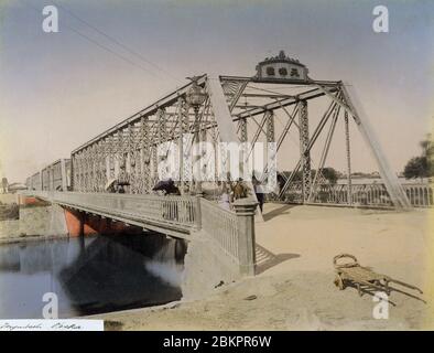 [ 1890 Giappone - Ponte dei Truss d'acciaio, Osaka ] - Ponte Tenjinbashi (天神橋), Osaka. Il ponte in legno originale fu lavato via dalle inondazioni nel luglio 1885 (Meiji 18) e sostituito dal ponte in acciaio (トラス橋) mostrato in questa fotografia nel 1888 (Meiji 21). Nel 1934 (Showa 9), questo ponte fu sostituito. Quel ponte è ancora in uso oggi. foto di albume vintage del xix secolo. Foto Stock