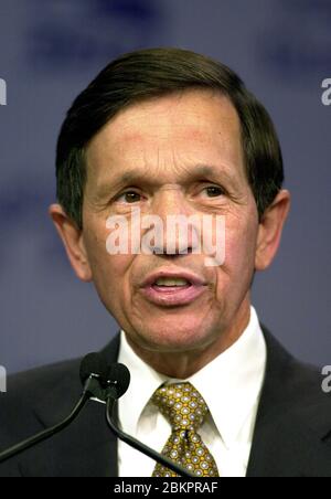 Washington, Stati Uniti d'America. 8 settembre 2003. Il Rappresentante degli Stati Uniti Dennis Kucinich (democratico dell'Ohio), candidato alla nomina presidenziale democratica del 2004, parla alla Conferenza di azione politica dell'Unione Internazionale dei dipendenti del servizio 2003 a Washington, DC, il 8 settembre 2003. Credit: Ron Sachs/CNP (RESTRIZIONE: NO New York o New Jersey Quotidiani o giornali entro un raggio di 75 miglia da New York City) | uso mondiale credito: dpa/Alamy Live News Foto Stock