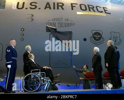 In questa foto rilasciata dall'aeronautica militare degli Stati Uniti, Il Segretario DELL'Air Force STATUNITENSE James G. Roche (a destra) guarda come "lo Spirito di Strom Thurmond." è svelato il 100th C-17 Globemaster III per rotolare la linea di assemblaggio durante una cerimonia per commemorare il 100esimo compleanno del senatore statunitense Strom Thurmond (repubblicano della Carolina del Sud), Seduta su sedia a rotelle, presso la base dell'aeronautica militare Andrews, Maryland, 12 dicembre 2002. Thurmond, veterano di combattimento dell'esercito della seconda guerra mondiale, è stato senatore statunitense per 48 anni ed è membro dei comitati per gli affari dei veterani e dei servizi di assistenza del Senato degli Stati Uniti. Il Foto Stock