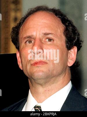 Washington, Stati Uniti d'America. 05 Aprile 2020. Wellstone (democratico del Minnesota), senatore statunitense Paul D., a Capitol Hill a Washington, DC, il 22 ottobre 1997. Credit: Ron Sachs/CNP | Usage Worldwide Credit: dpa/Alamy Live News Foto Stock