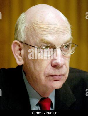 Washington, Stati Uniti d'America. 06 aprile 2005. Il senatore statunitense Robert F. Bennett (repubblicano dello Utah) ascolta la testimonianza del presidente della Federal Reserve Alan Greenspan dinanzi al Comitato per le banche, gli alloggi e gli affari urbani del Senato degli Stati Uniti su "riforma normativa delle imprese sponsorizzate dal governo (GSE) a Washington, DC, il 6 aprile 2005. Credit: Ron Sachs/CNP | Usage Worldwide Credit: dpa/Alamy Live News Foto Stock