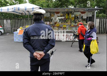 Epidemia di coronavirus, alleggerimento delle misure di sicurezza fase 2; riapertura sperimentale di un mercato all'aperto nel comune di Corsico, periferia sud di Milano (Italia); maschere, ingresso limitato, percorsi obbligatori, stalle distanziate, controllo della temperatura corporea e distanza sociale. Foto Stock