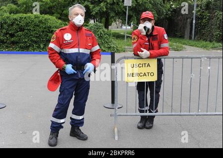 Epidemia di coronavirus, alleggerimento delle misure di sicurezza fase 2; riapertura sperimentale di un mercato all'aperto nel comune di Corsico, periferia sud di Milano (Italia); maschere, ingresso limitato, percorsi obbligatori, stalle distanziate, controllo della temperatura corporea e distanza sociale. Foto Stock