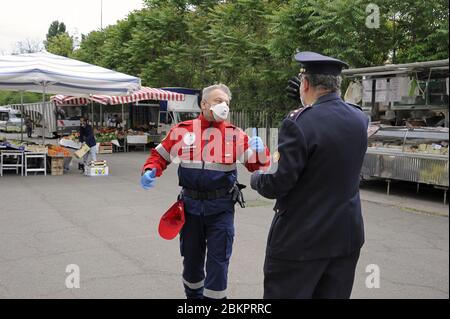 Epidemia di coronavirus, alleggerimento delle misure di sicurezza fase 2; riapertura sperimentale di un mercato all'aperto nel comune di Corsico, periferia sud di Milano (Italia); maschere, ingresso limitato, percorsi obbligatori, stalle distanziate, controllo della temperatura corporea e distanza sociale. Foto Stock