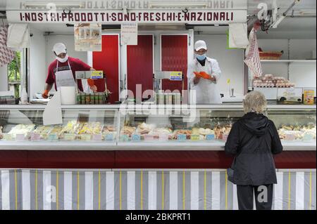 Epidemia di coronavirus, alleggerimento delle misure di sicurezza fase 2; riapertura sperimentale di un mercato all'aperto nel comune di Corsico, periferia sud di Milano (Italia); maschere, ingresso limitato, percorsi obbligatori, stalle distanziate, controllo della temperatura corporea e distanza sociale. Foto Stock