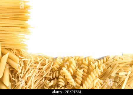 Pasta secca e tagliatelle diverse su fondo bianco. Spazio libero per il testo. Vista dall'alto. Foto Stock