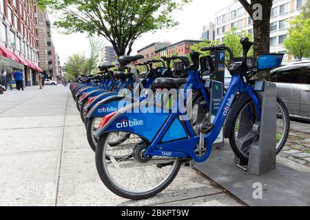 Una cremagliera di Citibicles sul viale Lenox ad Harlem. Citibicke è un servizio di noleggio biciclette e di condivisione con biciclette che possono essere noleggiate dalle docking station. Foto Stock