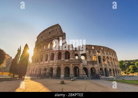 Roma Italia, skyline della città alba al Colosseo di Roma vuoto nessuno Foto Stock